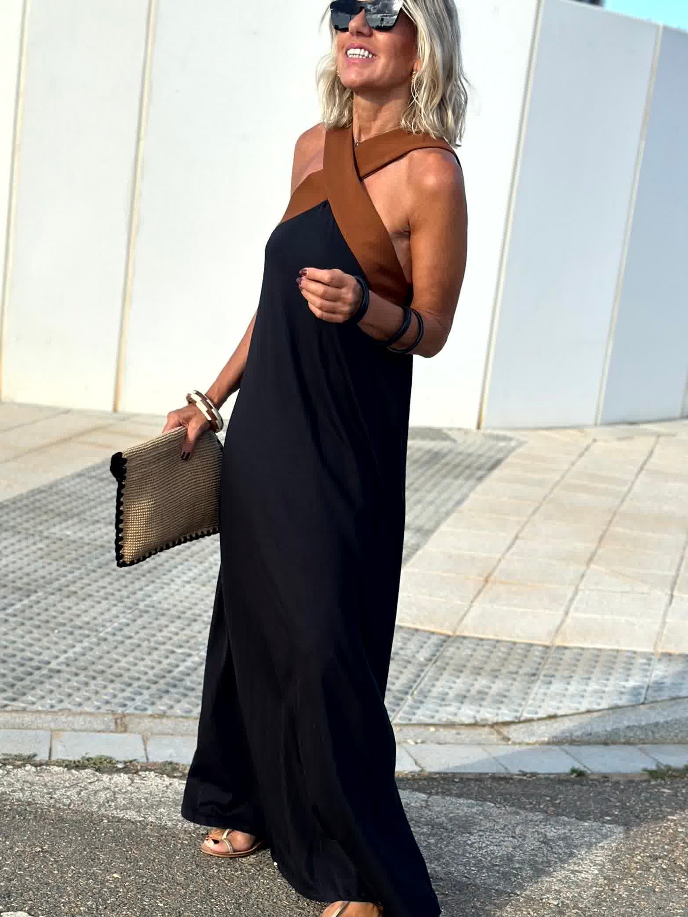 Elegantes Kleid mit unbedecktem Rücken und modischem Crossover-Ausschnitt
