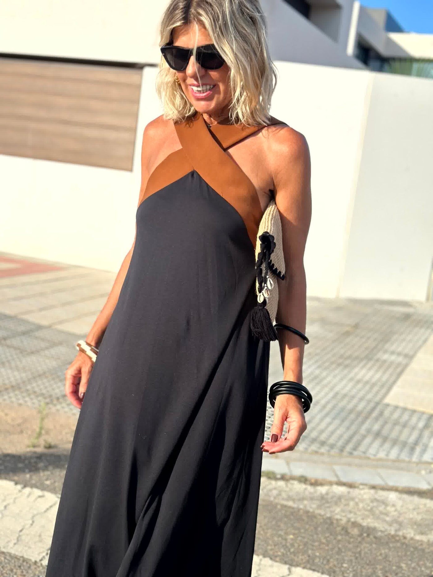 Elegantes Kleid mit unbedecktem Rücken und modischem Crossover-Ausschnitt