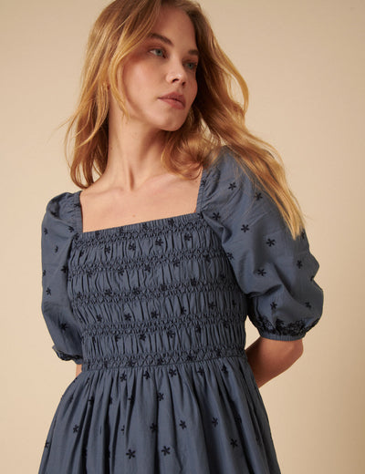 Blaues, besticktes, gestuftes Milos-Midikleid