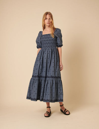 Blaues, besticktes, gestuftes Milos-Midikleid
