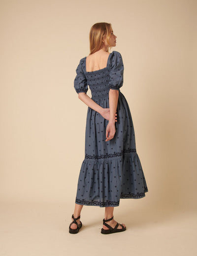 Blaues, besticktes, gestuftes Milos-Midikleid
