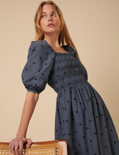 Blaues, besticktes, gestuftes Milos-Midikleid