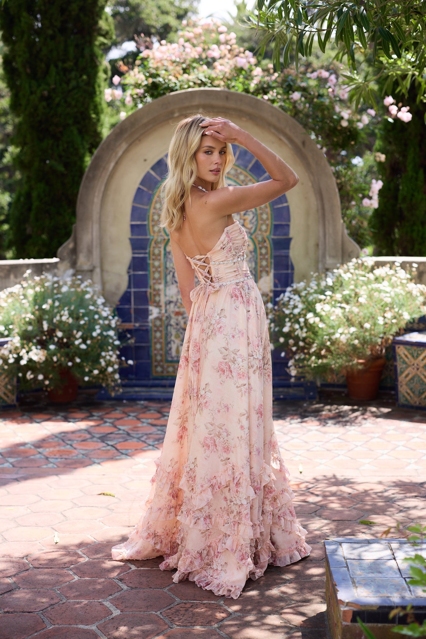 Das Scarlette Kleid in Pfirsich Tapisserie